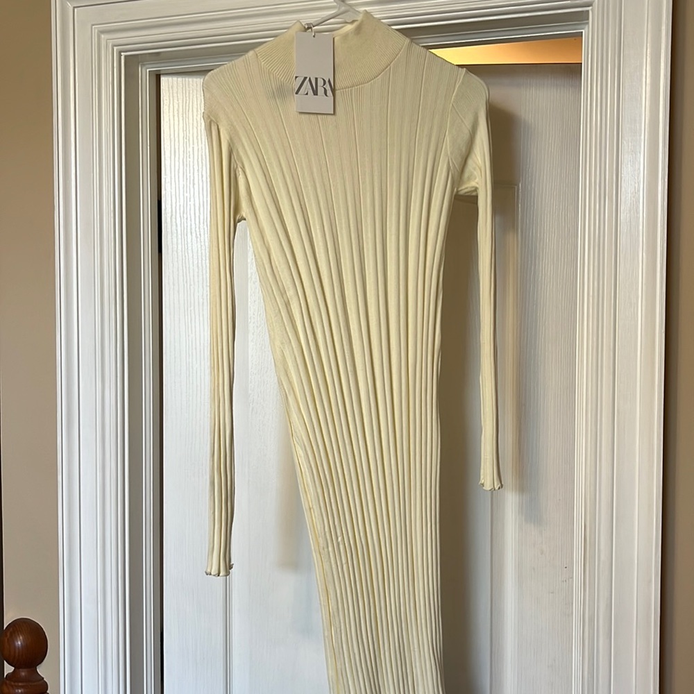 Cream form fitting long sleeve dress!